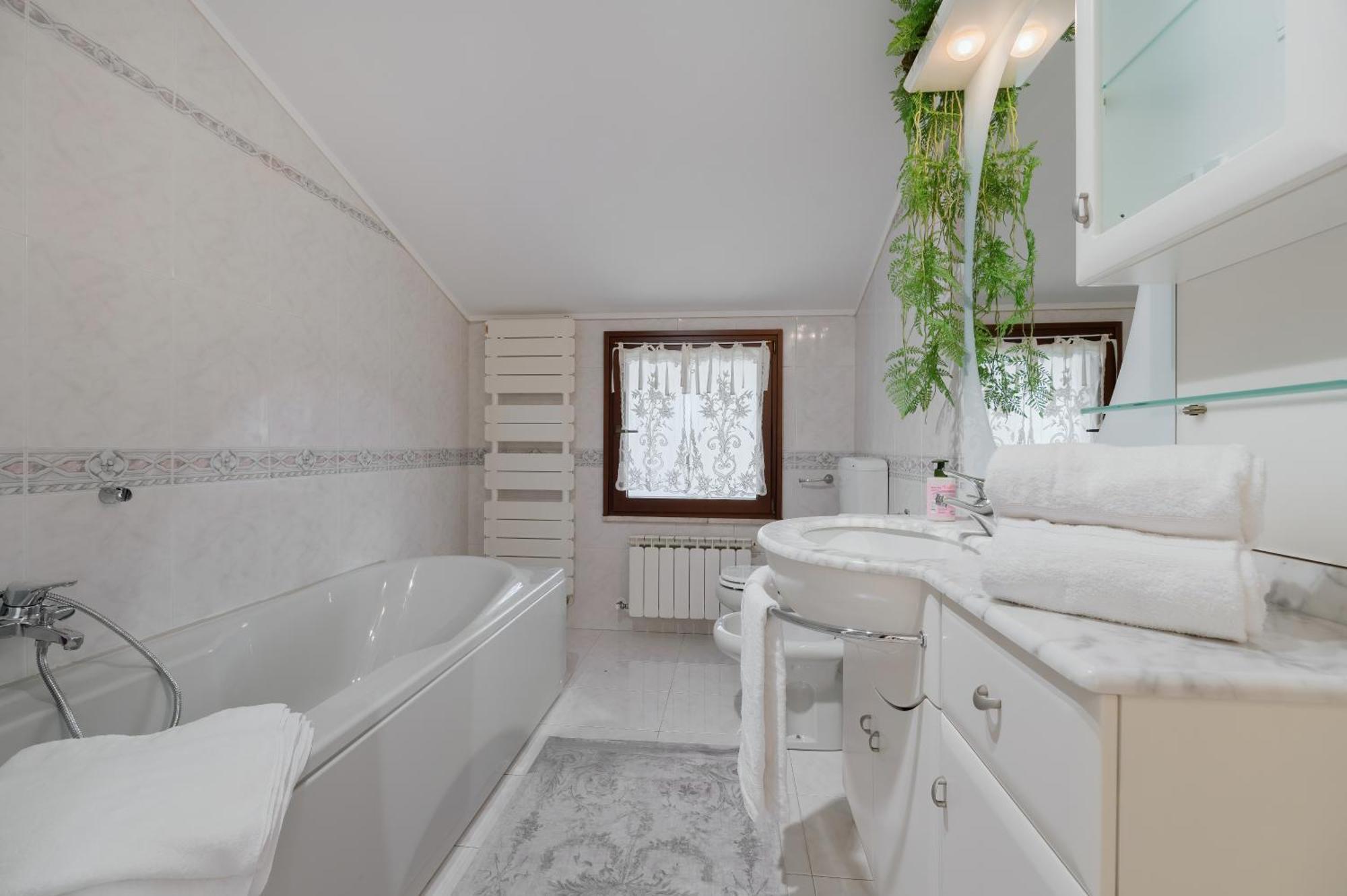Casa Di Iaio - 90 M2 Apt With Free Wi-Fi, Netflix, Home Cinema & Parking Gorizia Exterior photo
